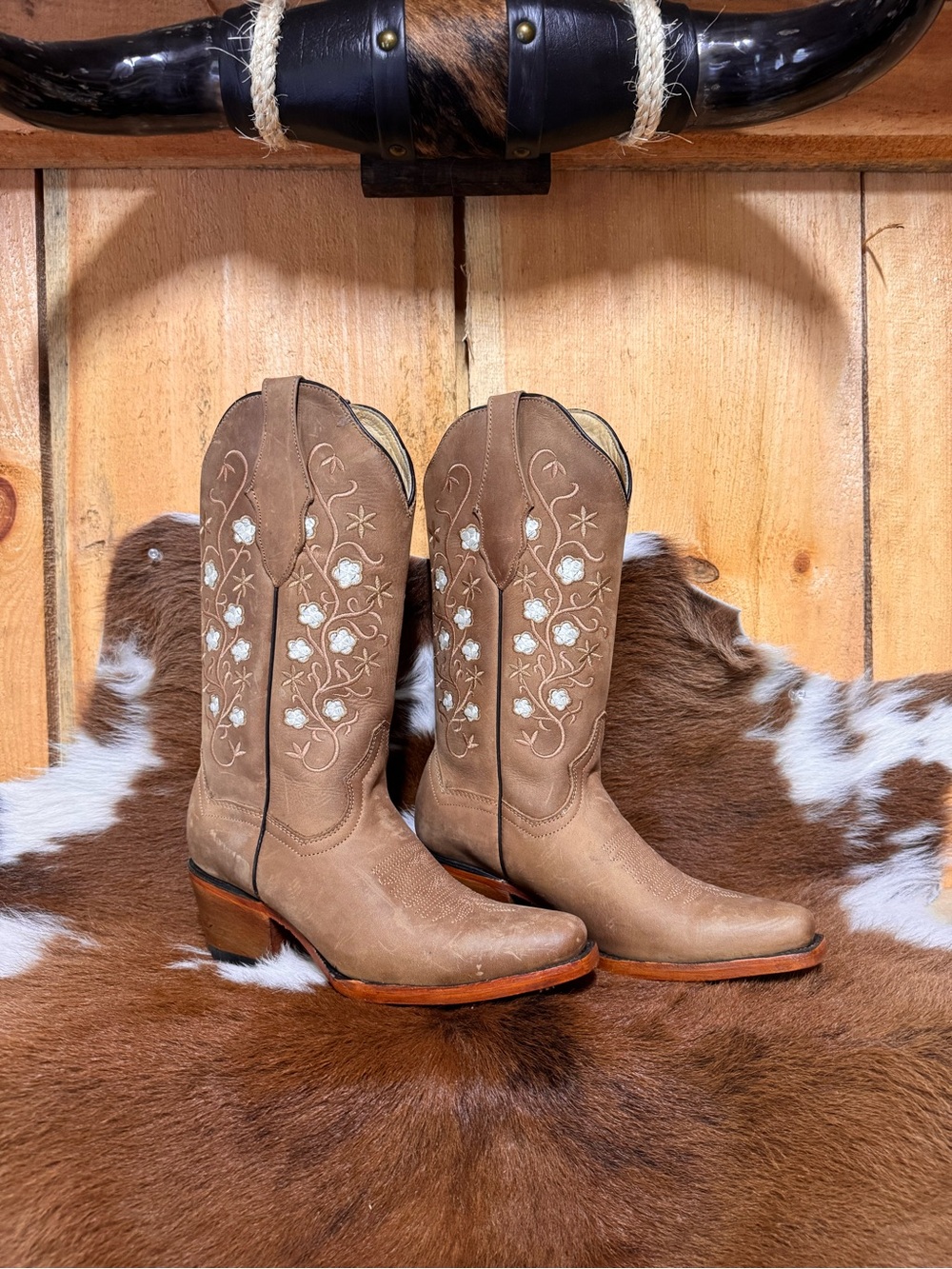 Women's Embroidered Tan Western Heeled Boots
